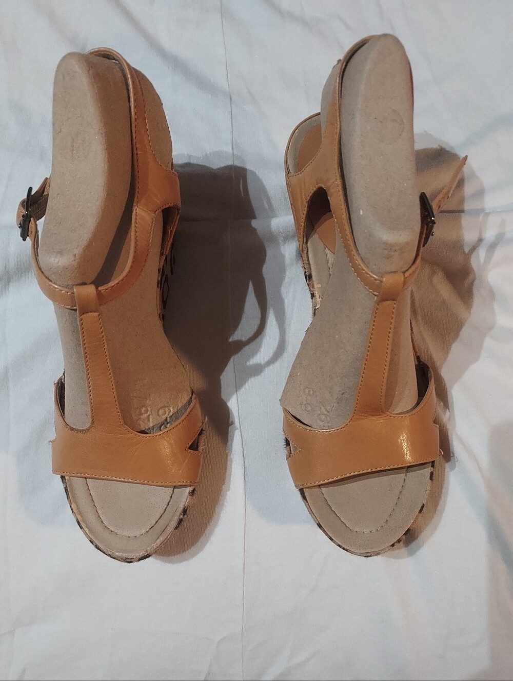 Kenneth Cole Reaction tan wedge sandals